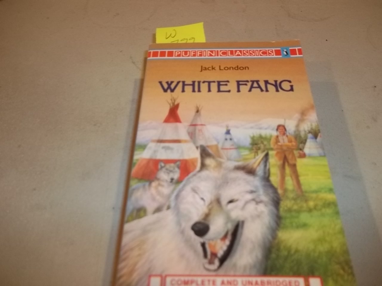 White Fang: Complete and Unabridged (Puffin Classics)