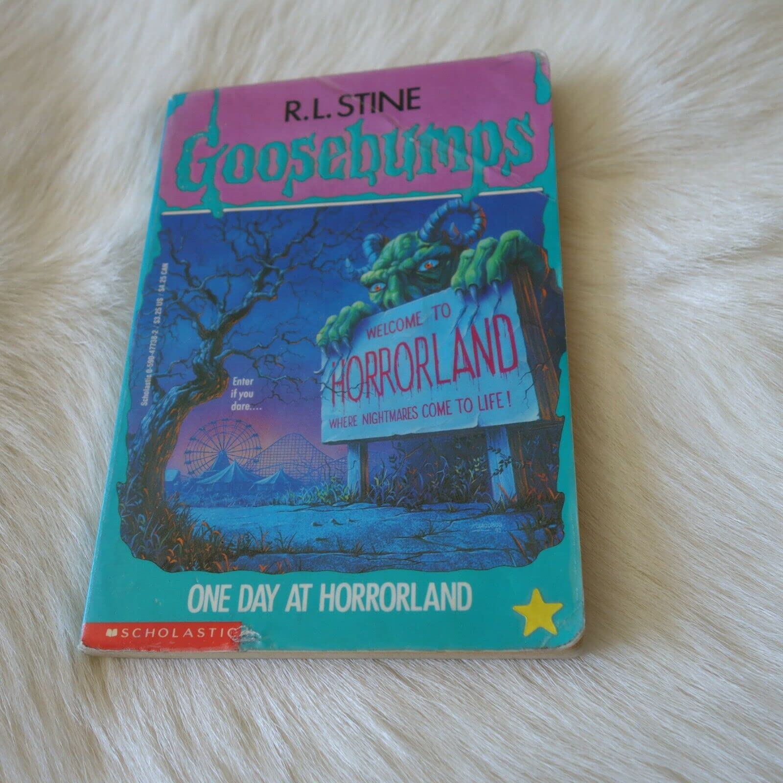 One Day at Horrorland (Goosebumps #16)