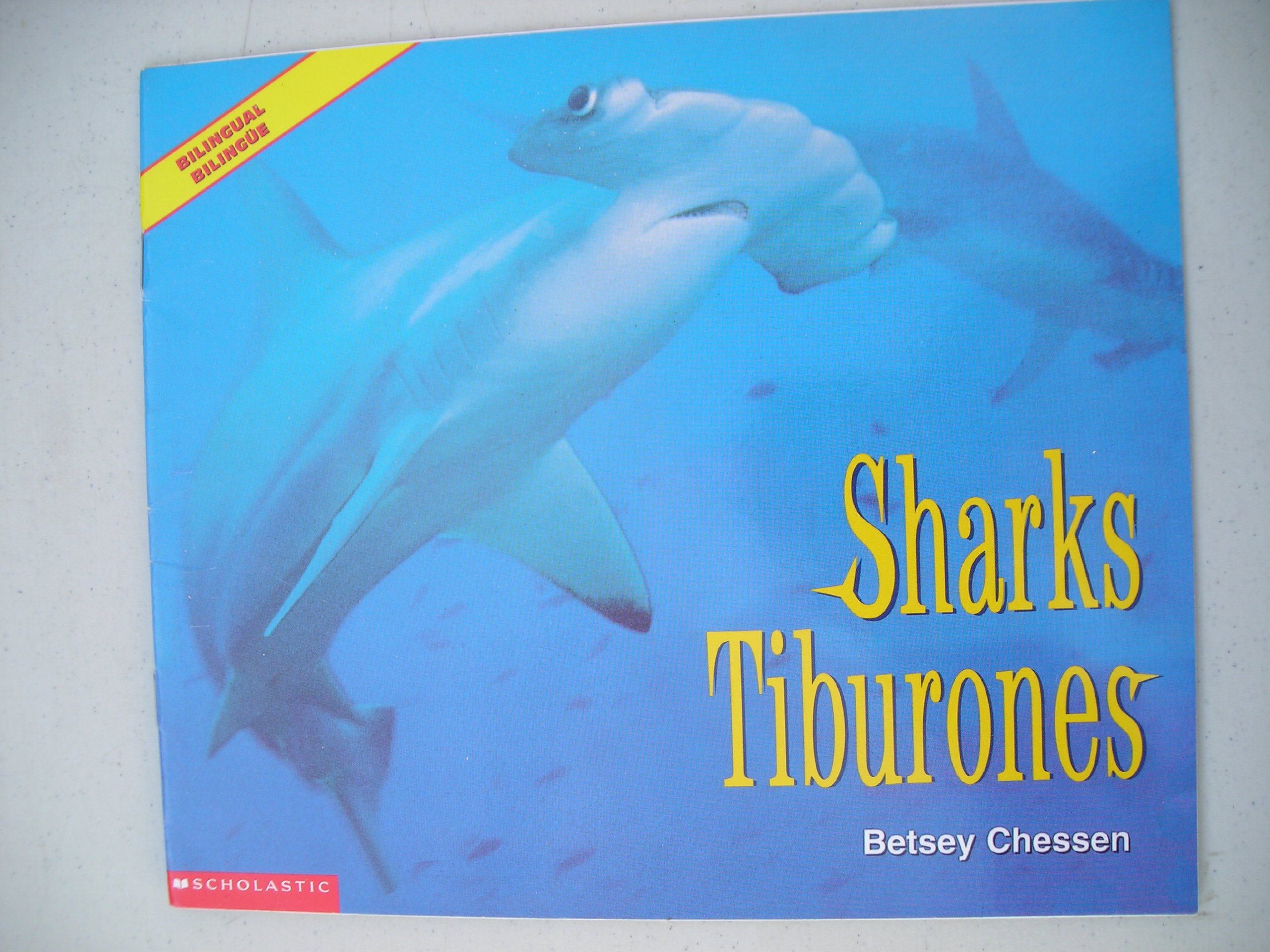 Sharks; tiburones (Science emergent readers)