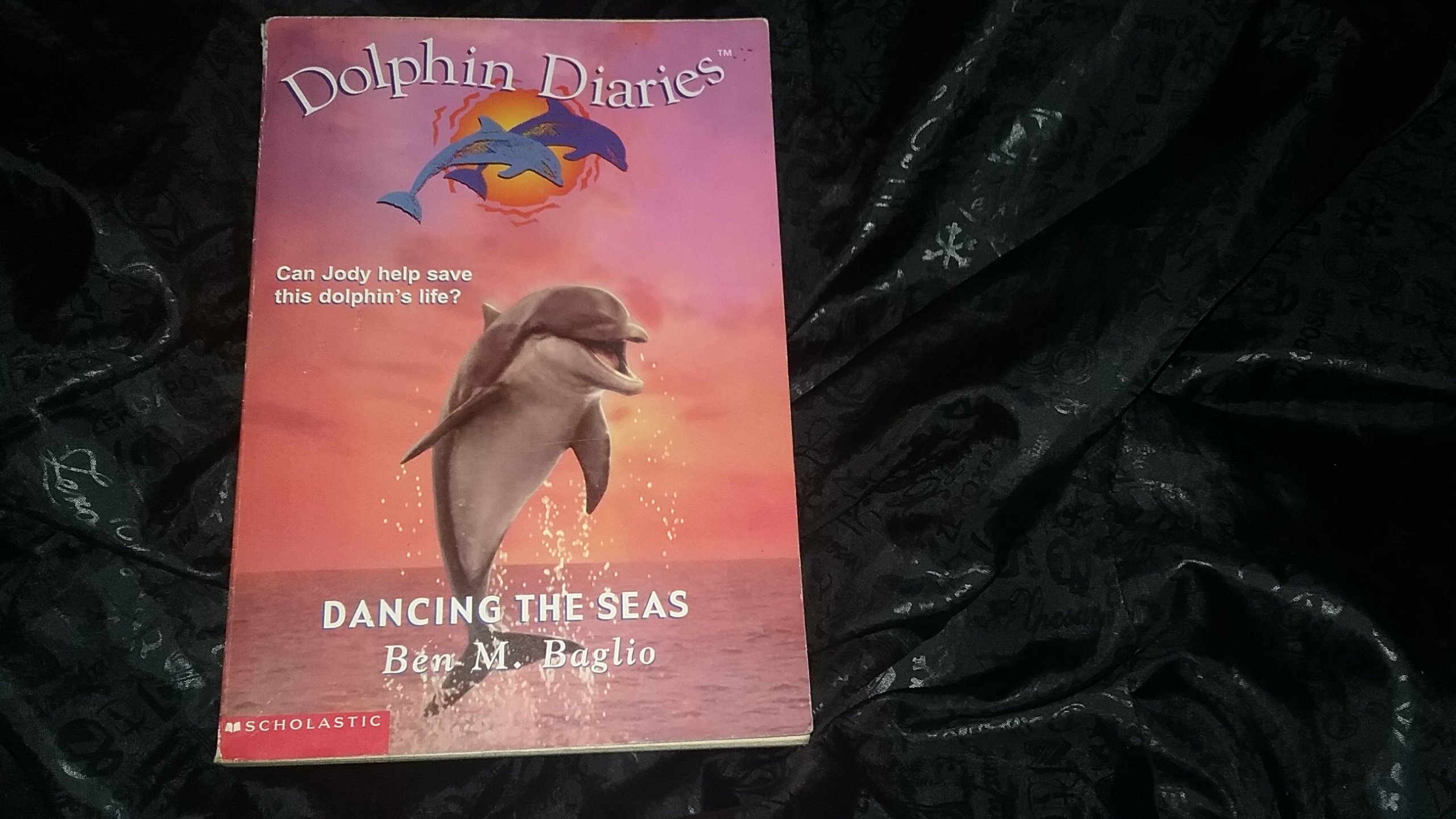 Dancing the Seas (Dolphin Diaries #8)